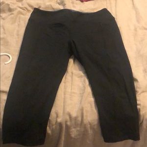 Black leggings crop